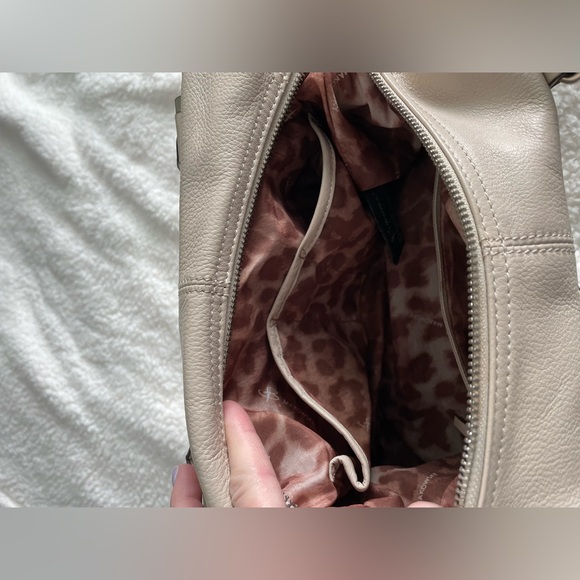 LC: ⭐️HP⭐️ B. Makowsky Leather White Cream Purse with Animal Print Inside - Picture 8 of 15